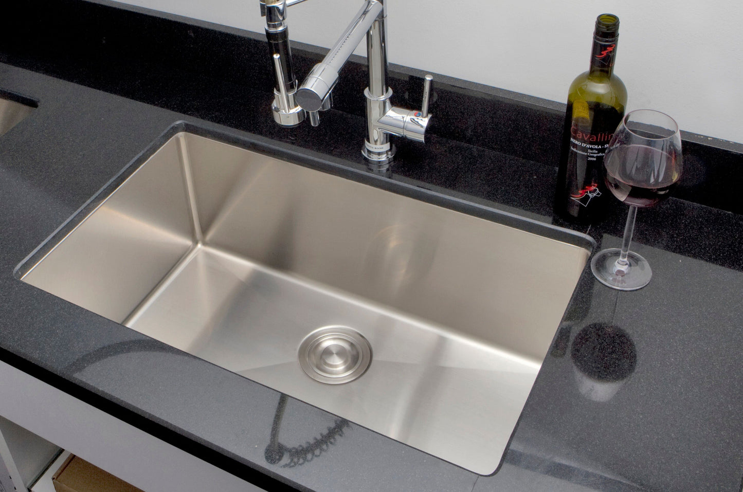 32-in. W CSA Approved Stainless Steel Kitchen Sink With 1 Bowl And 18 Gauge